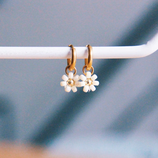 Stainless steel hoop earrings with 'daisy flower' - creme/gold - SS382