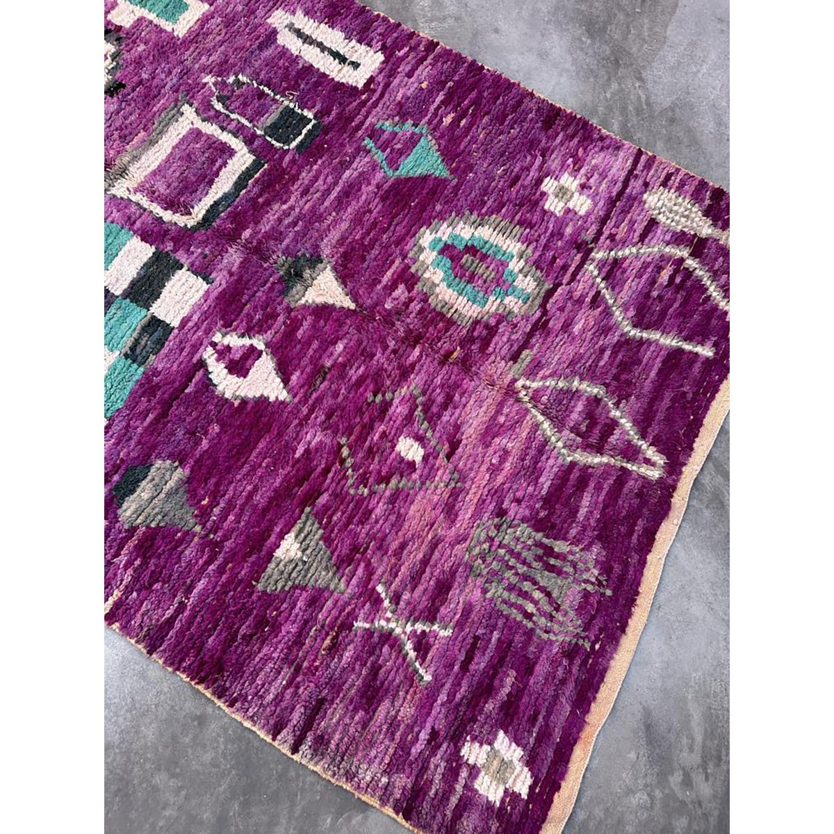 Handmade wool Berber rug 196 x 305 cm