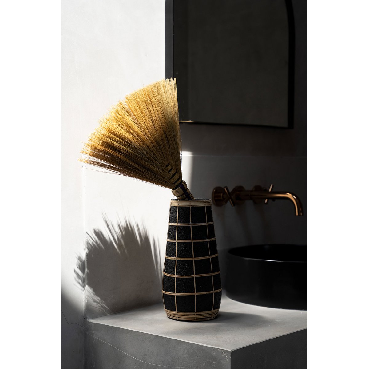 The Cutie Vase - Black Natural - L