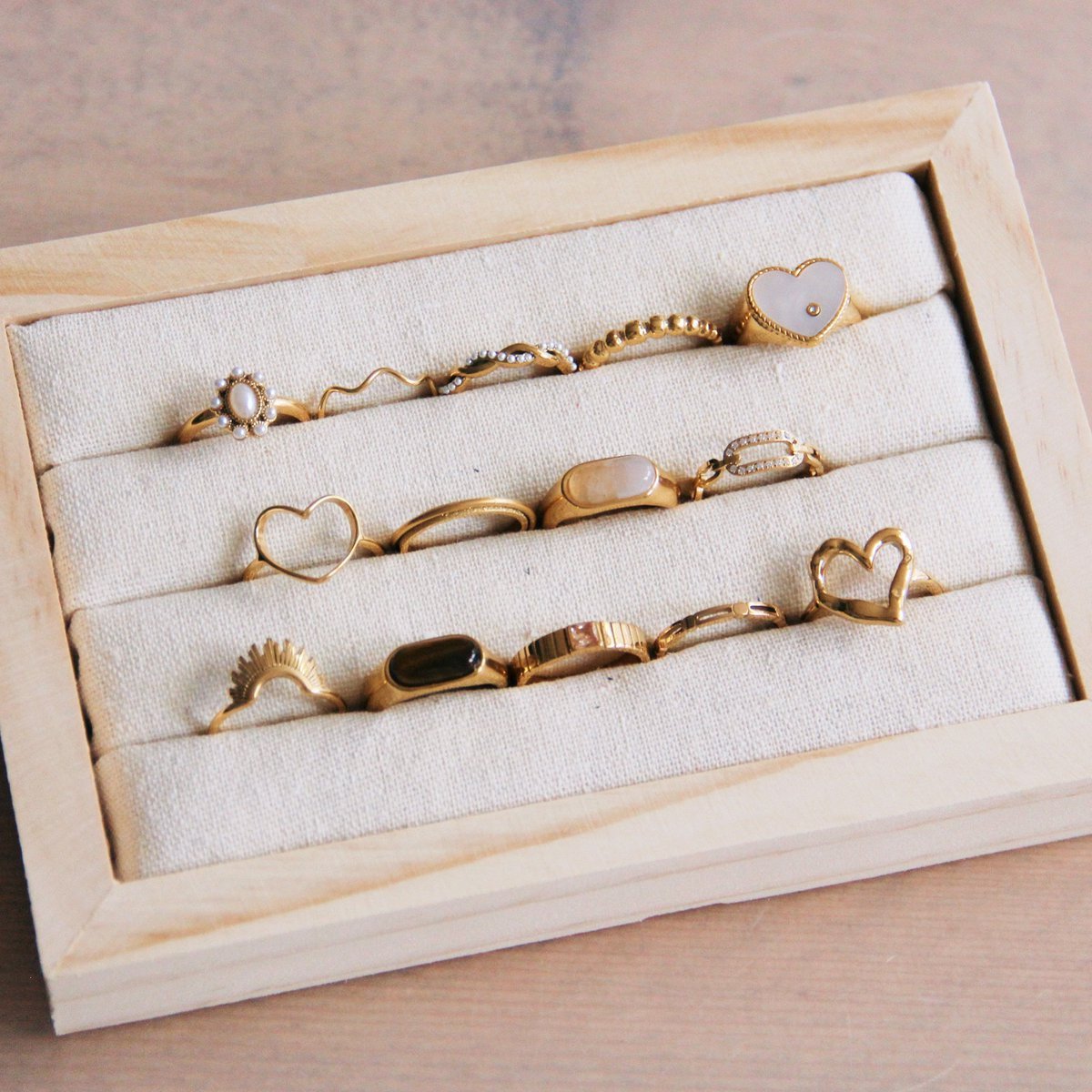 R608: Stainless steel minimalist ring with cubes - gold