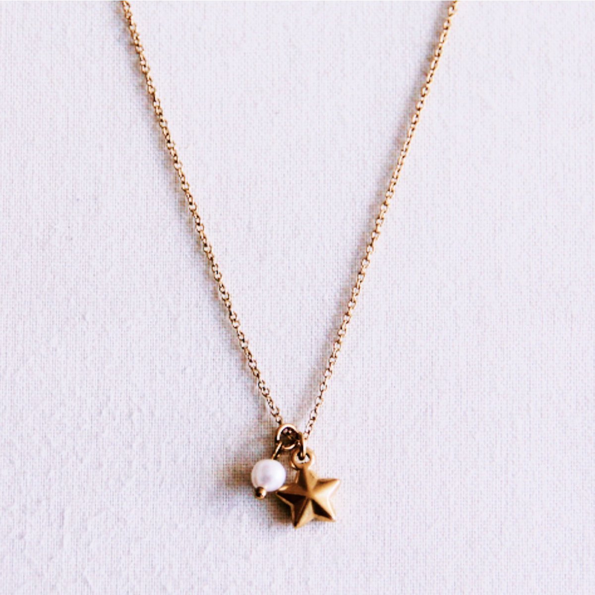 Fine necklace with a star and mini pearl