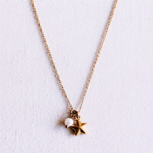 Fine necklace with a star and mini pearl