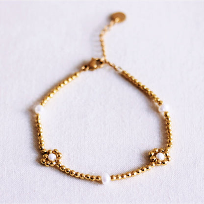 Beaded bracelet with pearls and daisy flowers
