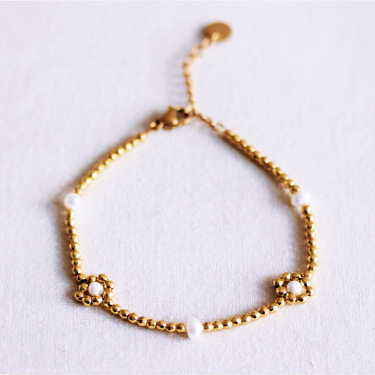 Beaded bracelet with pearls and daisy flowers