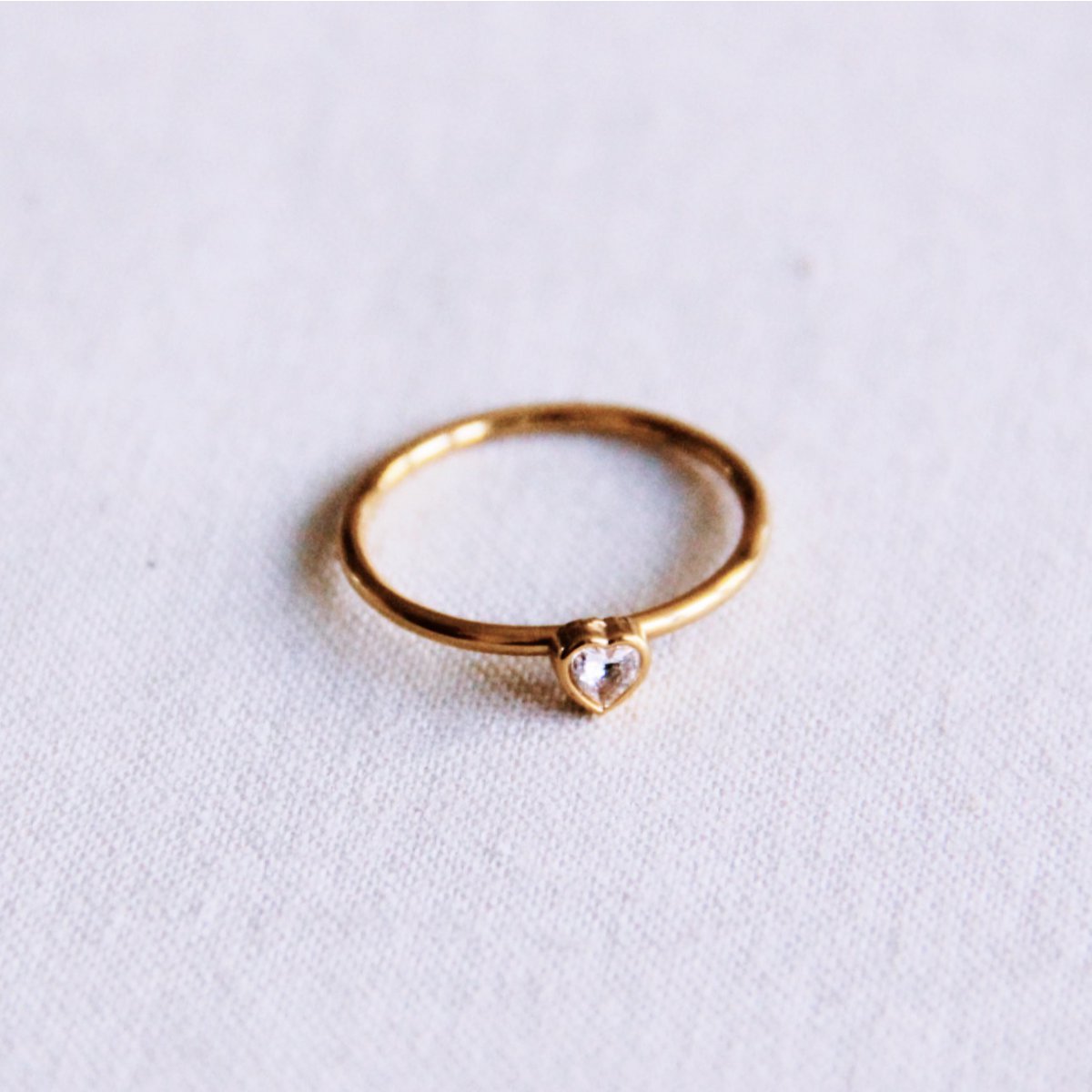 Minimalistic ring with crystal heart - white