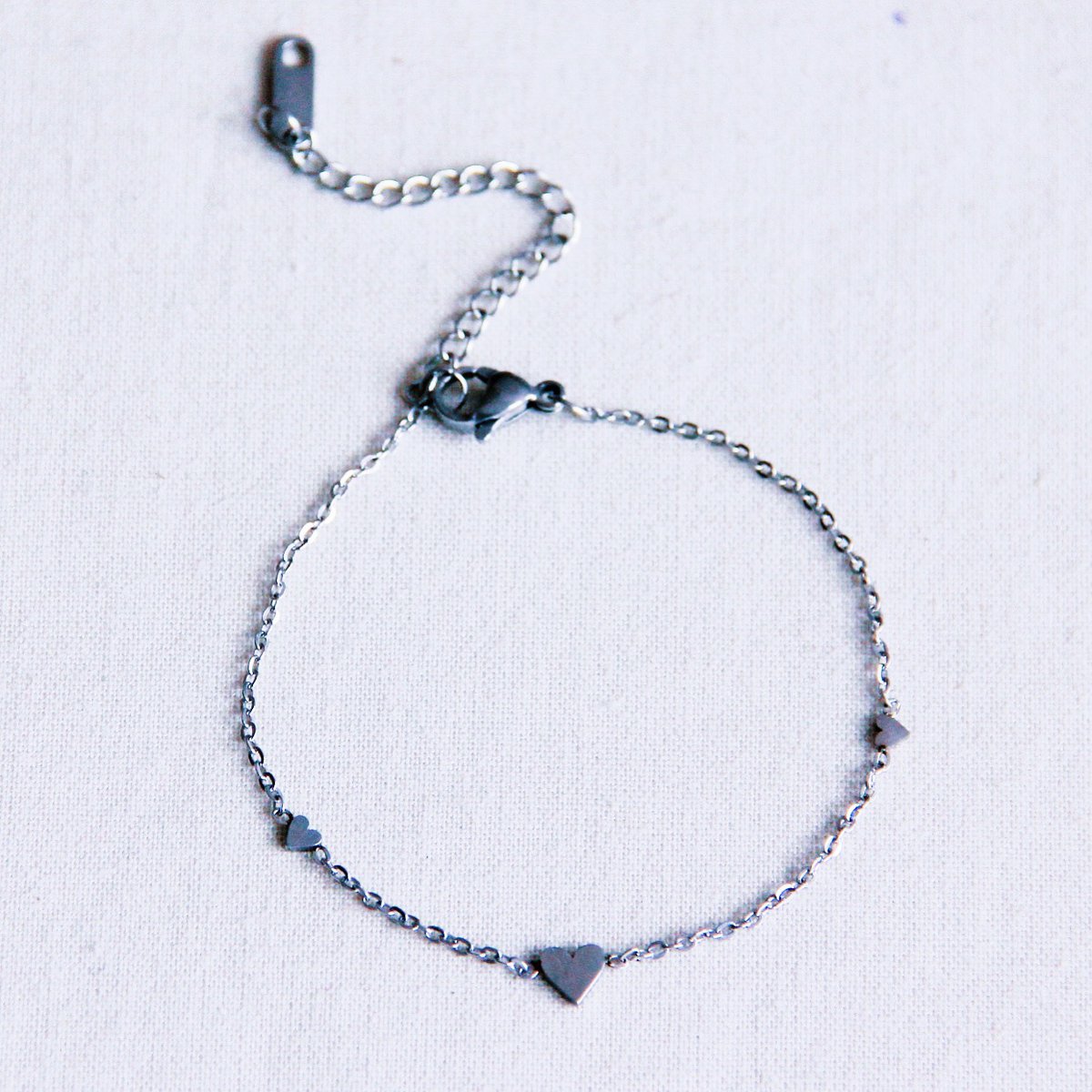 Stainless steel fine bracelet with 3 mini hearts – silver
