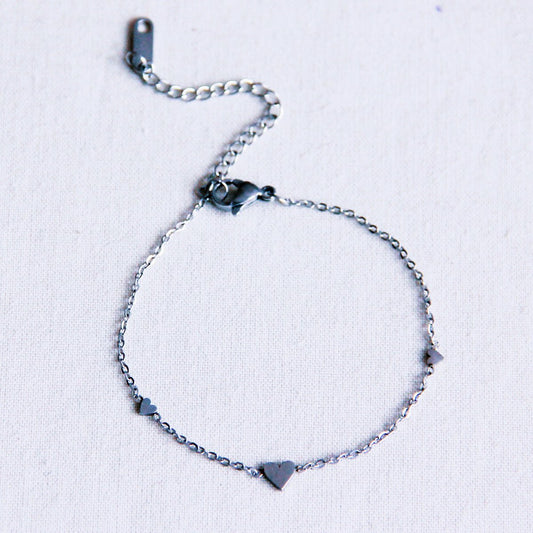 Stainless steel fine bracelet with 3 mini hearts – silver