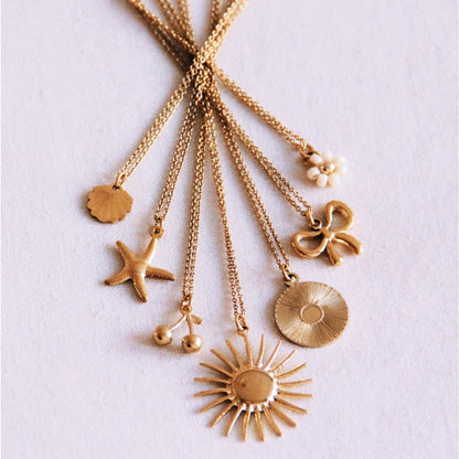 Fine necklace with daisy flower - cream