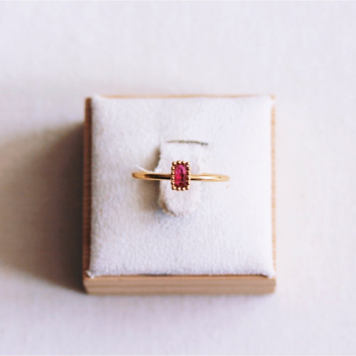 Minimalist ring with crystal stone - fuchsia
