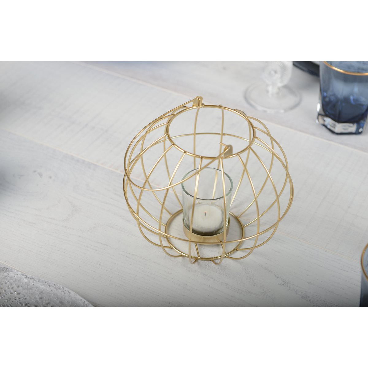 Tealight holder with golden wire