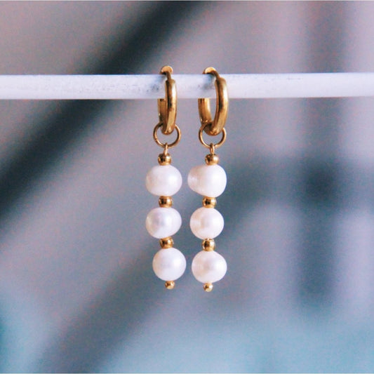 Stainless steel hoop earrings with 3 freshwater pearls and beads