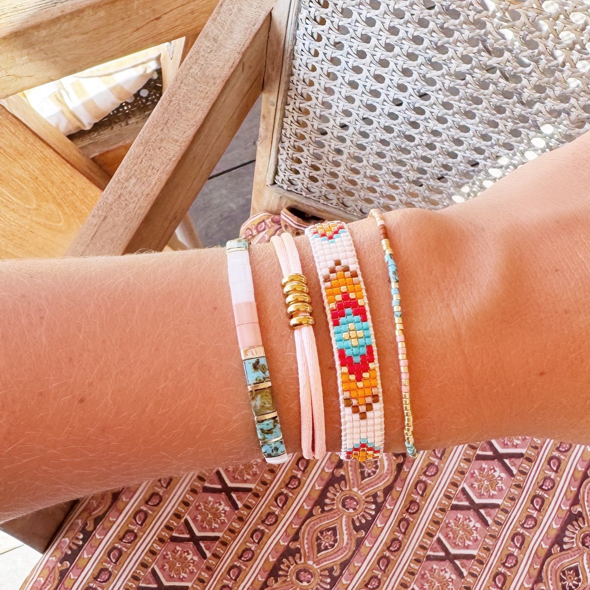 Satin bracelet with rings - salmon/gold