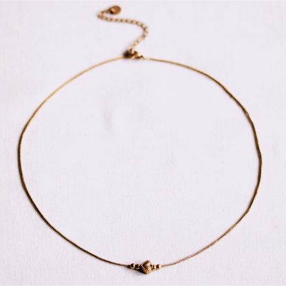 Fine snake chain with a detailed heart charm and small beads – gold