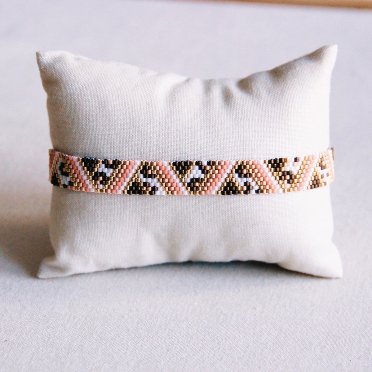 Weaving bracelet with zigzag and leopard print - salmon/brown/white