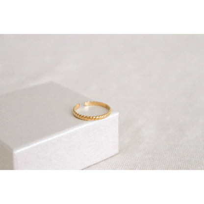 Croissant Ring - Gold