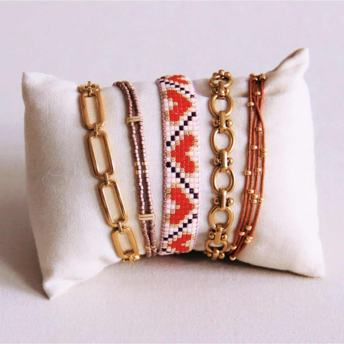 Quadruple satin bracelet with beads - cognac