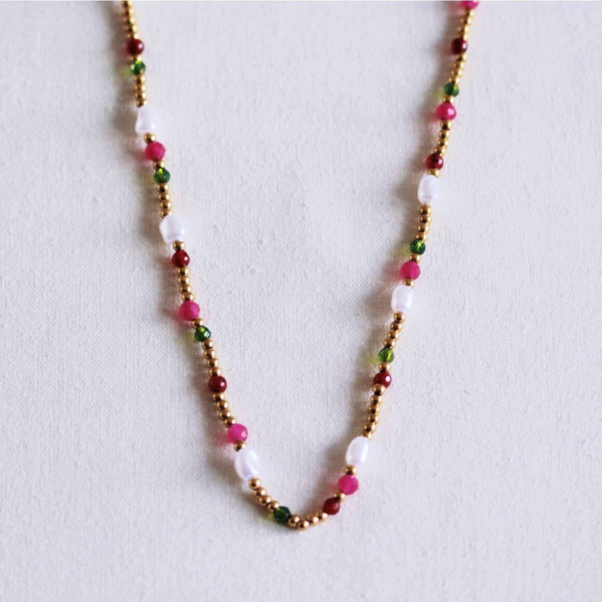 Beaded necklace with pearls and facets - green/fuchsia/red