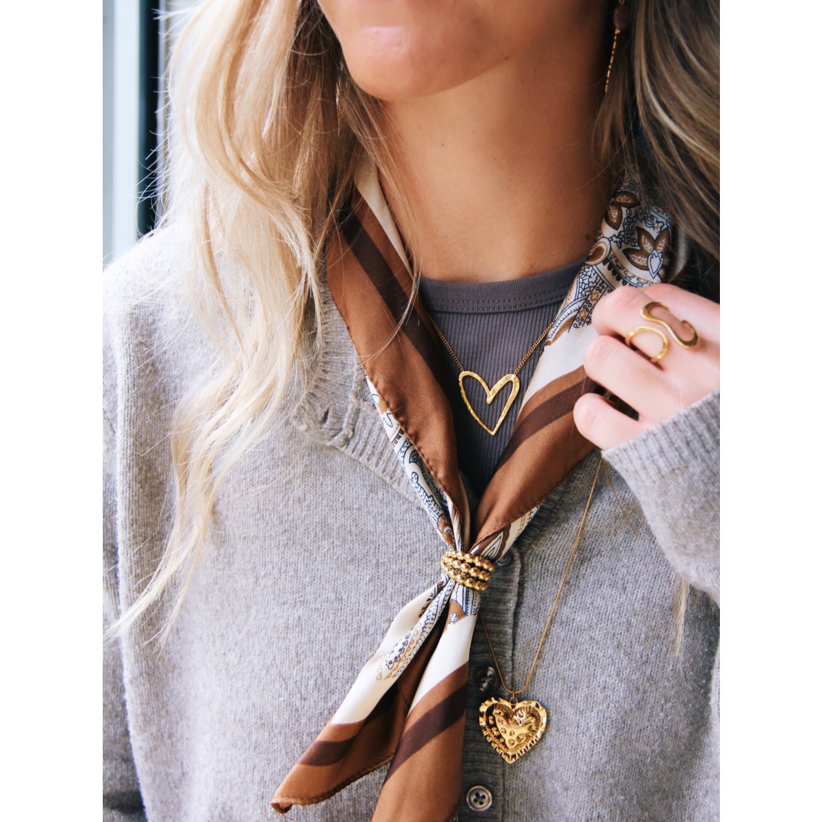 Delicate necklace with open heart - gold