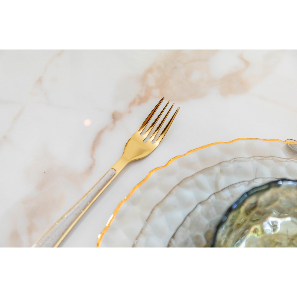 24-PIECE GOLD CUTLERY WITH GLITTER SLEEVES