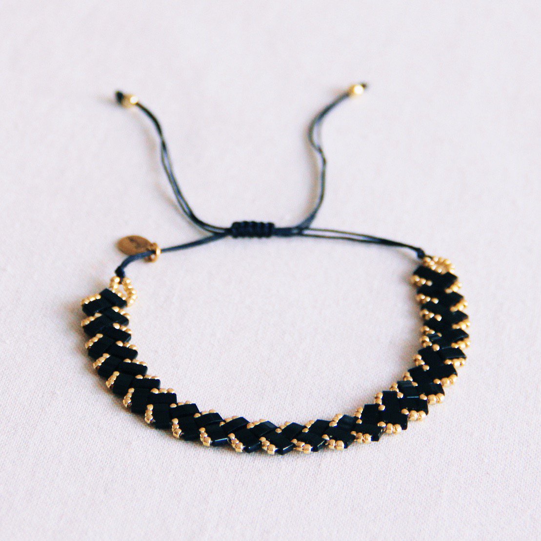 Braided tilabead bracelet - black