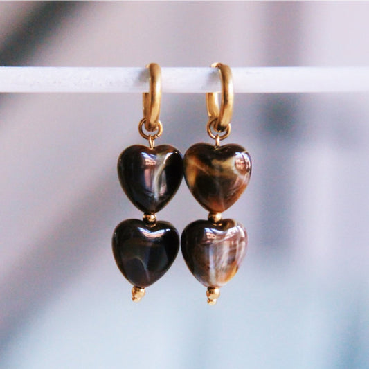 Stainless steel hoop with 2 resin hearts - brown