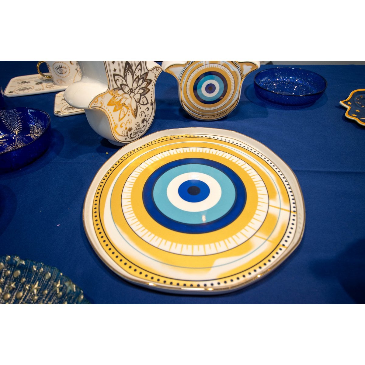 White and blue porcelain tray D30.5cm