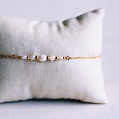 Delicate bracelet with small pearls and gold-tone details