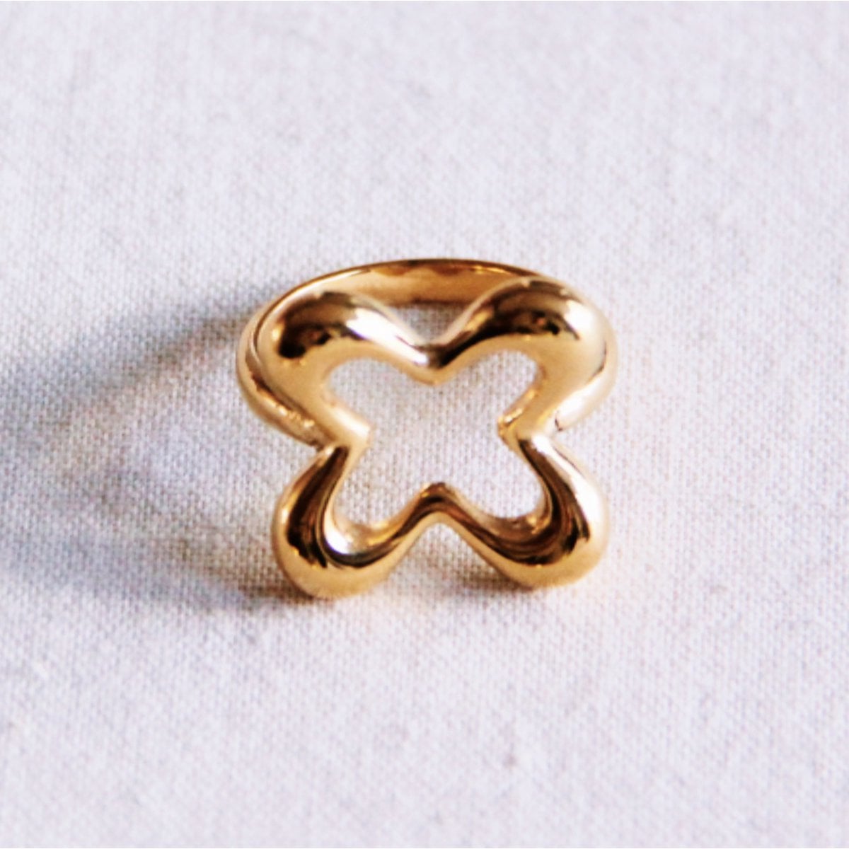 Solid steel clover ring