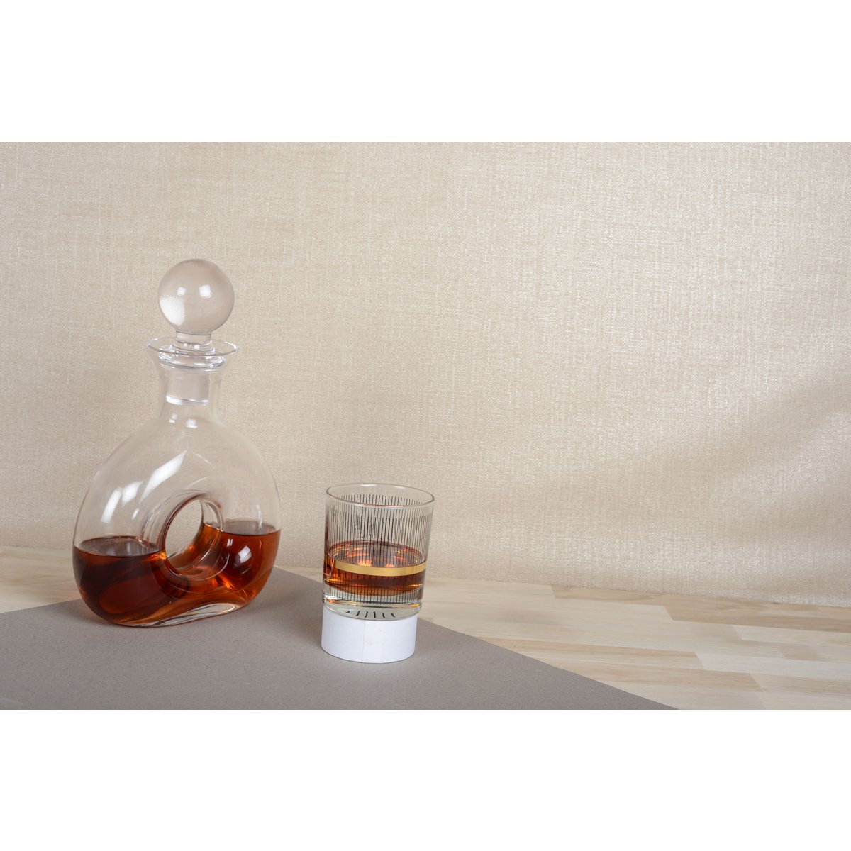 Glass whiskey carafe with 19x27.5cm hole