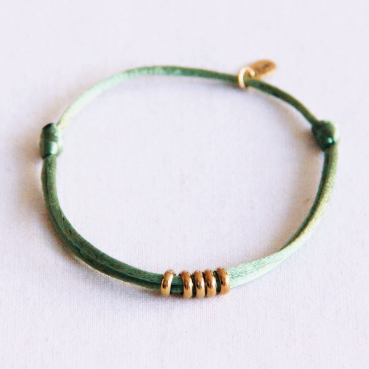 Satin bracelet with rings – green/gold
