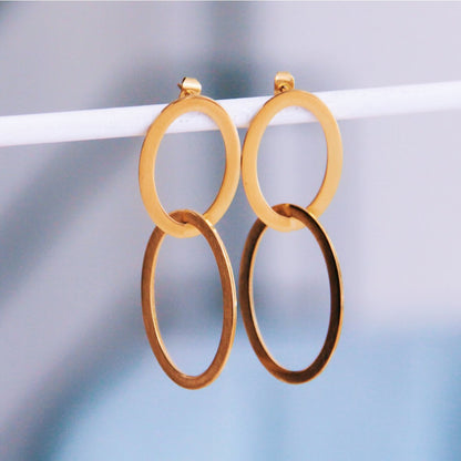 Earrings with linked oval rings - gold