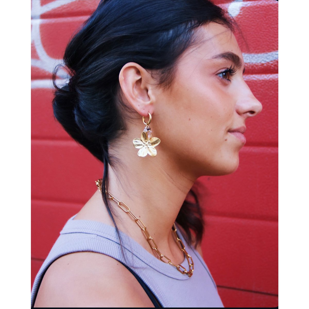 Earring with a cluster of gemstones and flower - nude