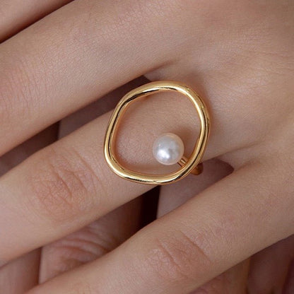 Minimalist oval line ring with freshwater pearl