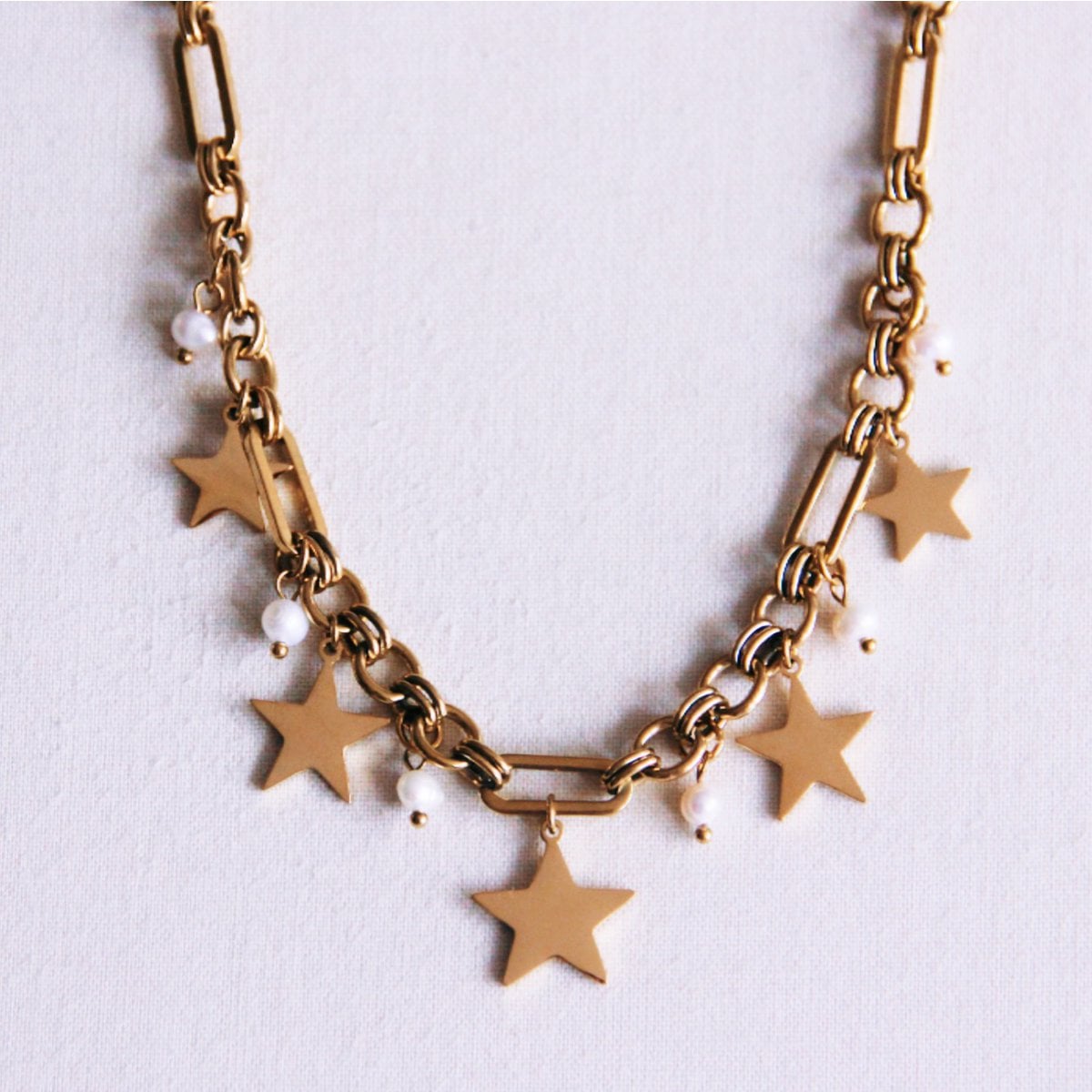 Charm necklace with stars and mini pearls