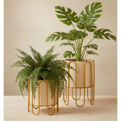 Flowerpot inside Dione Bruin