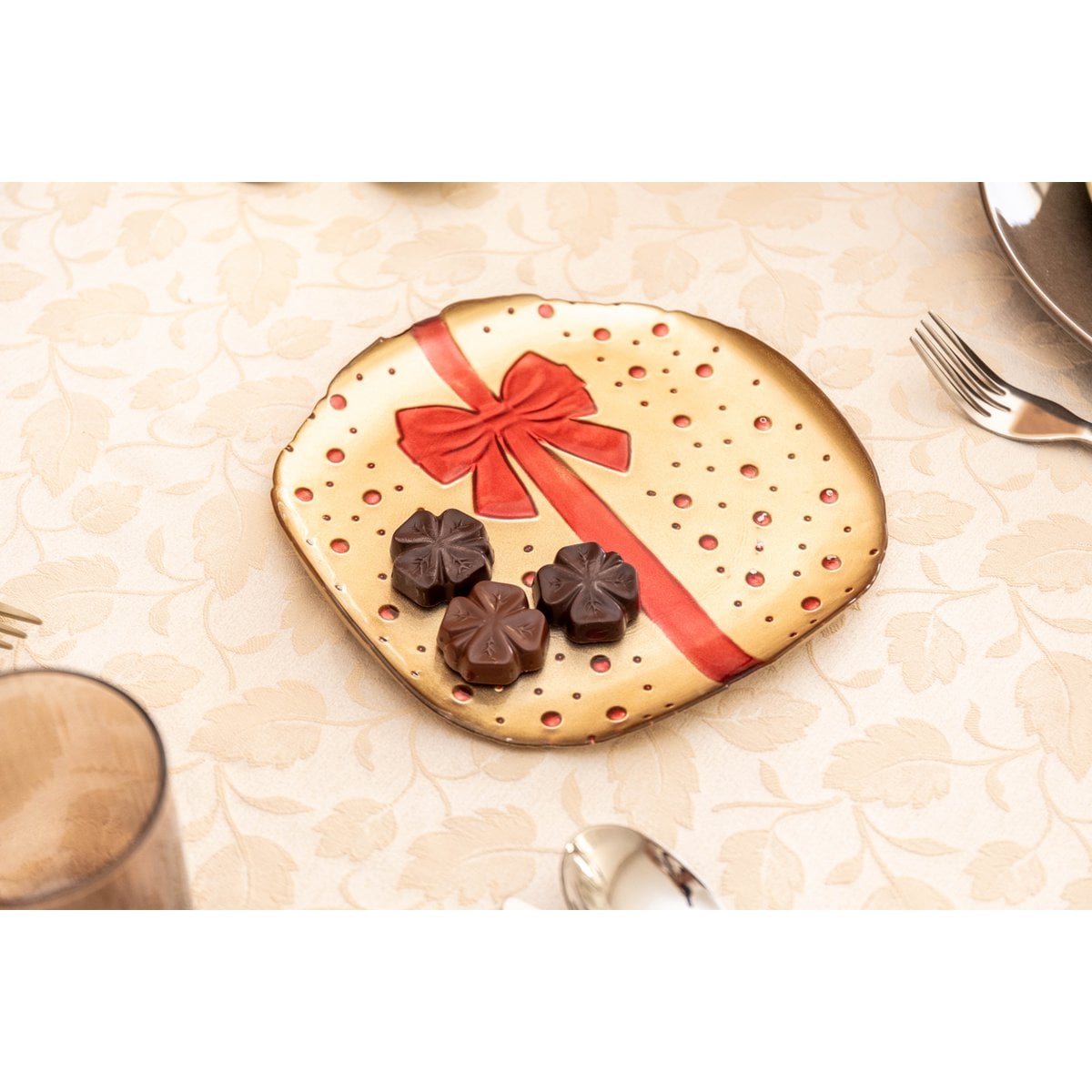 Golden flat plate with red butterfly knot 21x21x2cm