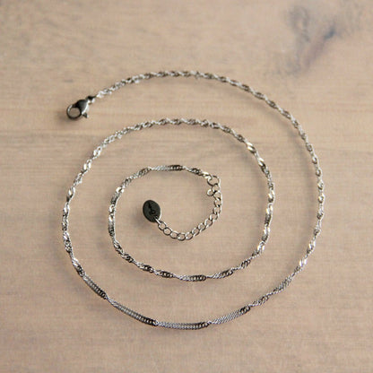 Stainless steel small twisted necklace – silver