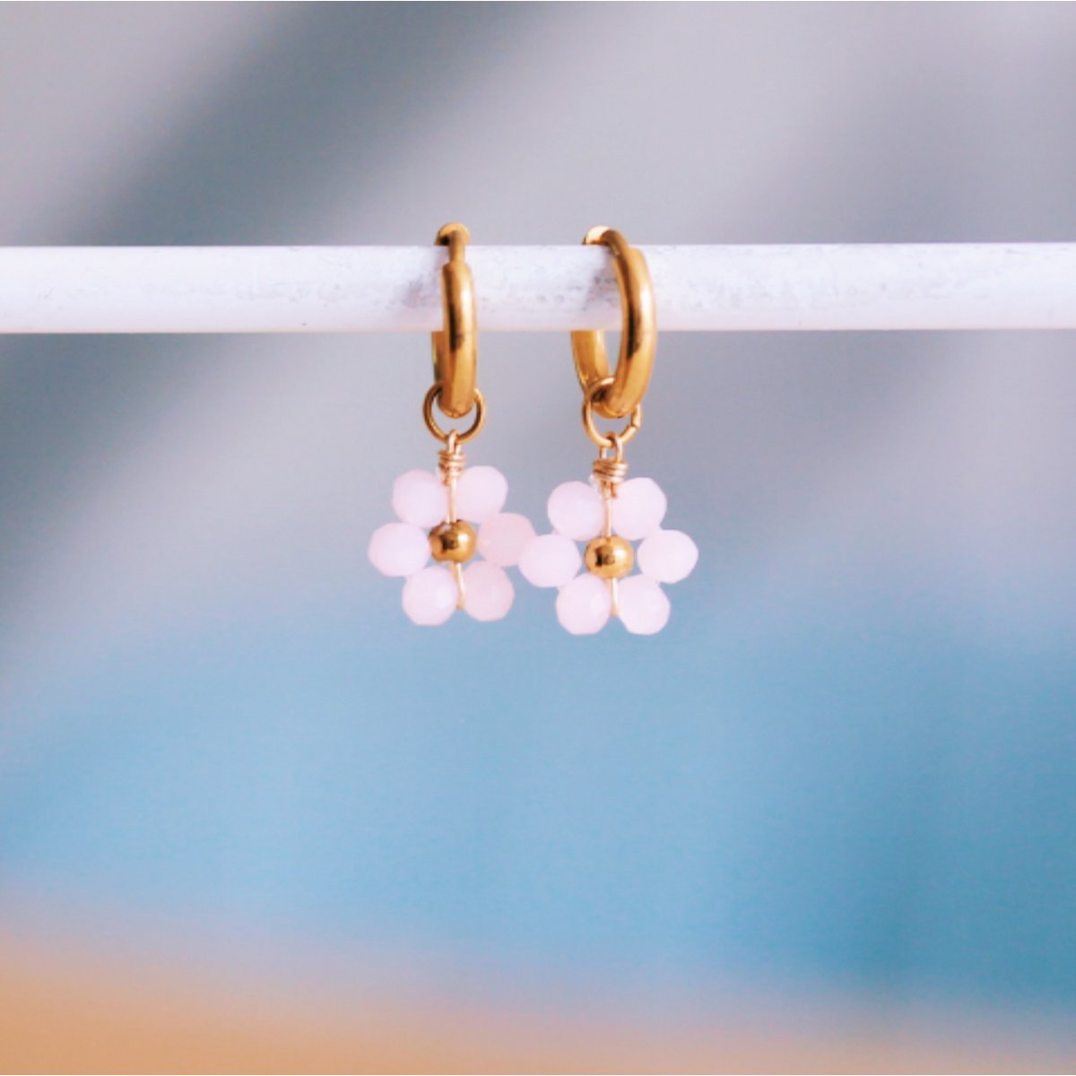 Stainless steel hoop earrings with faceted daisy flower - light pink