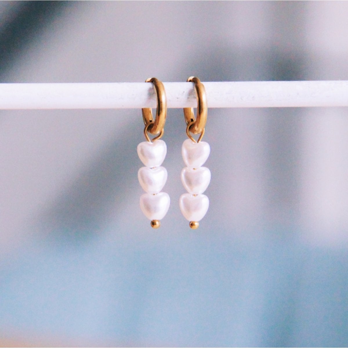 Stainless steel hoops with 3 heart pearls - gold
