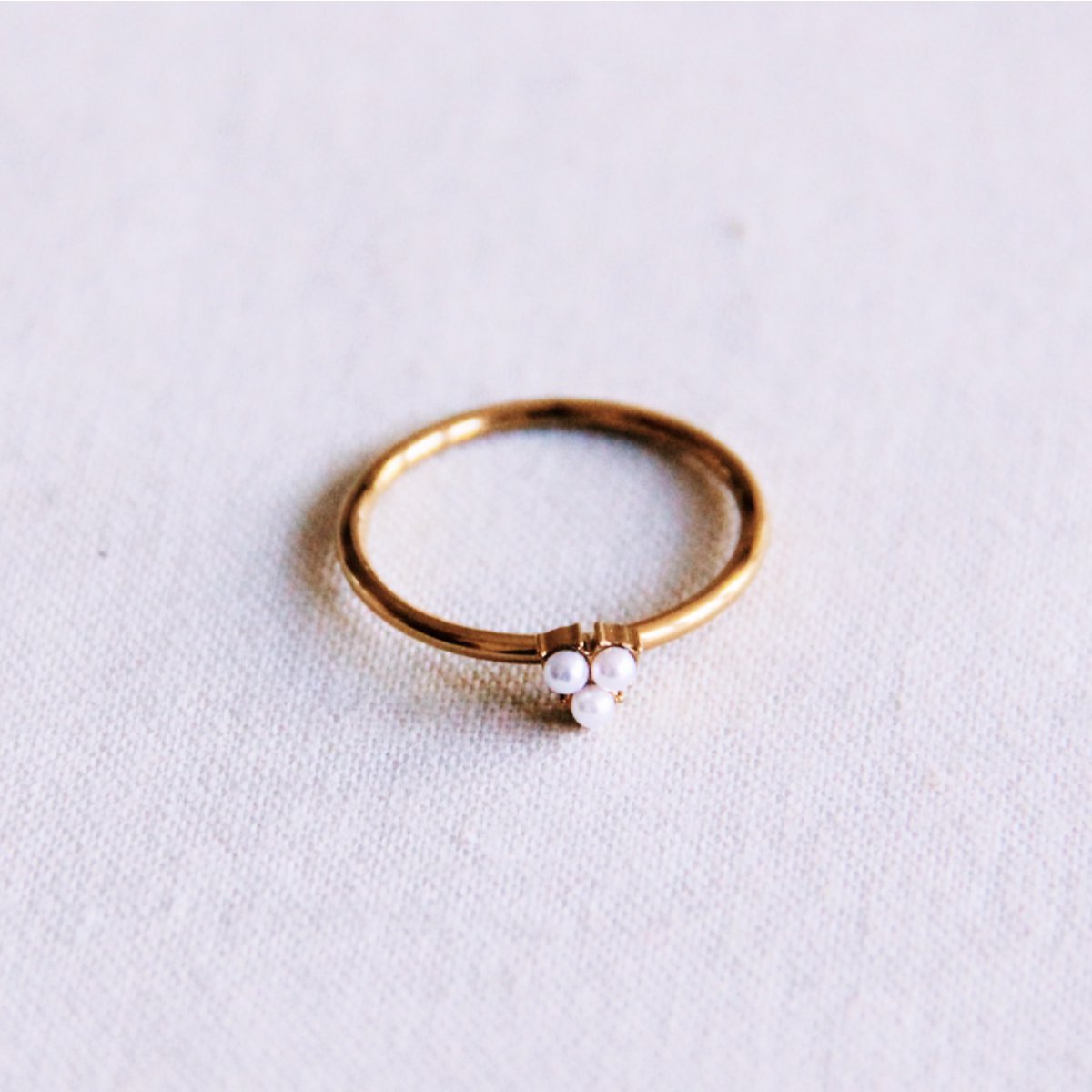 Minimalistic ring with 3 mini pearls - gold