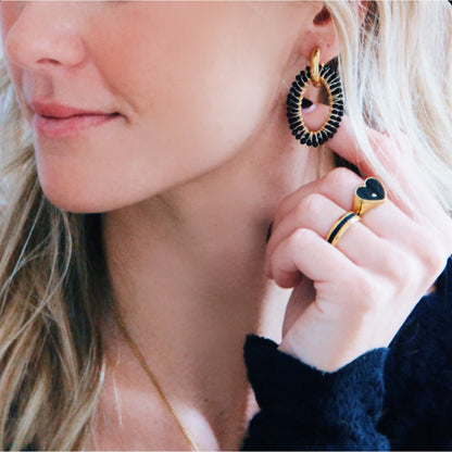 Wide earring with oval facet pendant – black