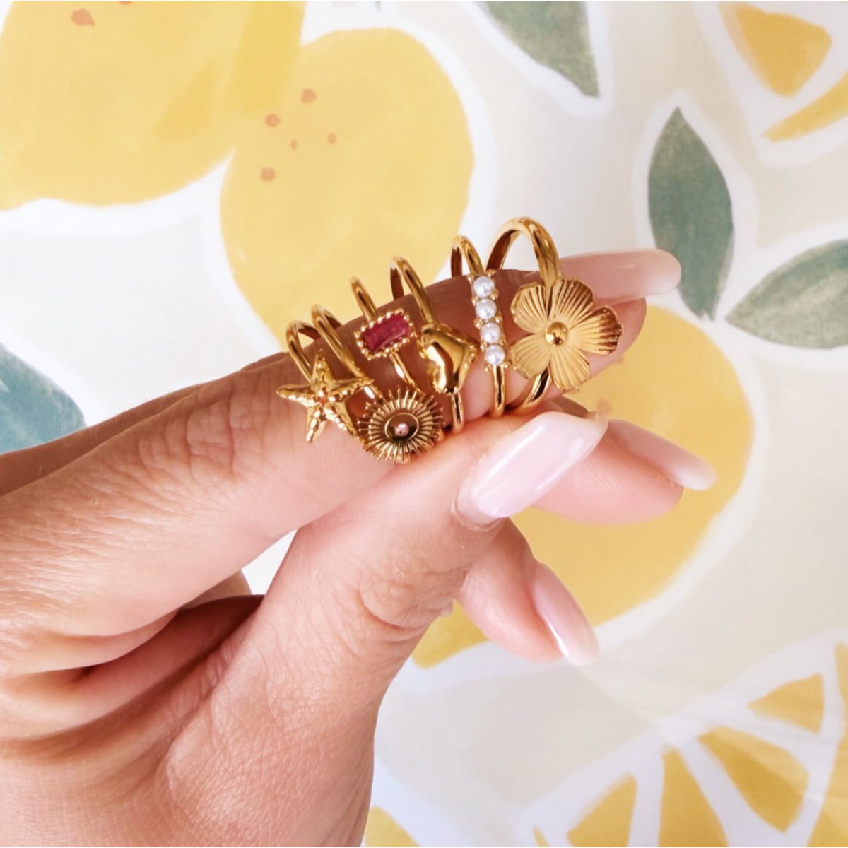 Minimalist ring with crystal stone - fuchsia