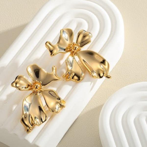 Unique Design Vivid Flower Ear Studs