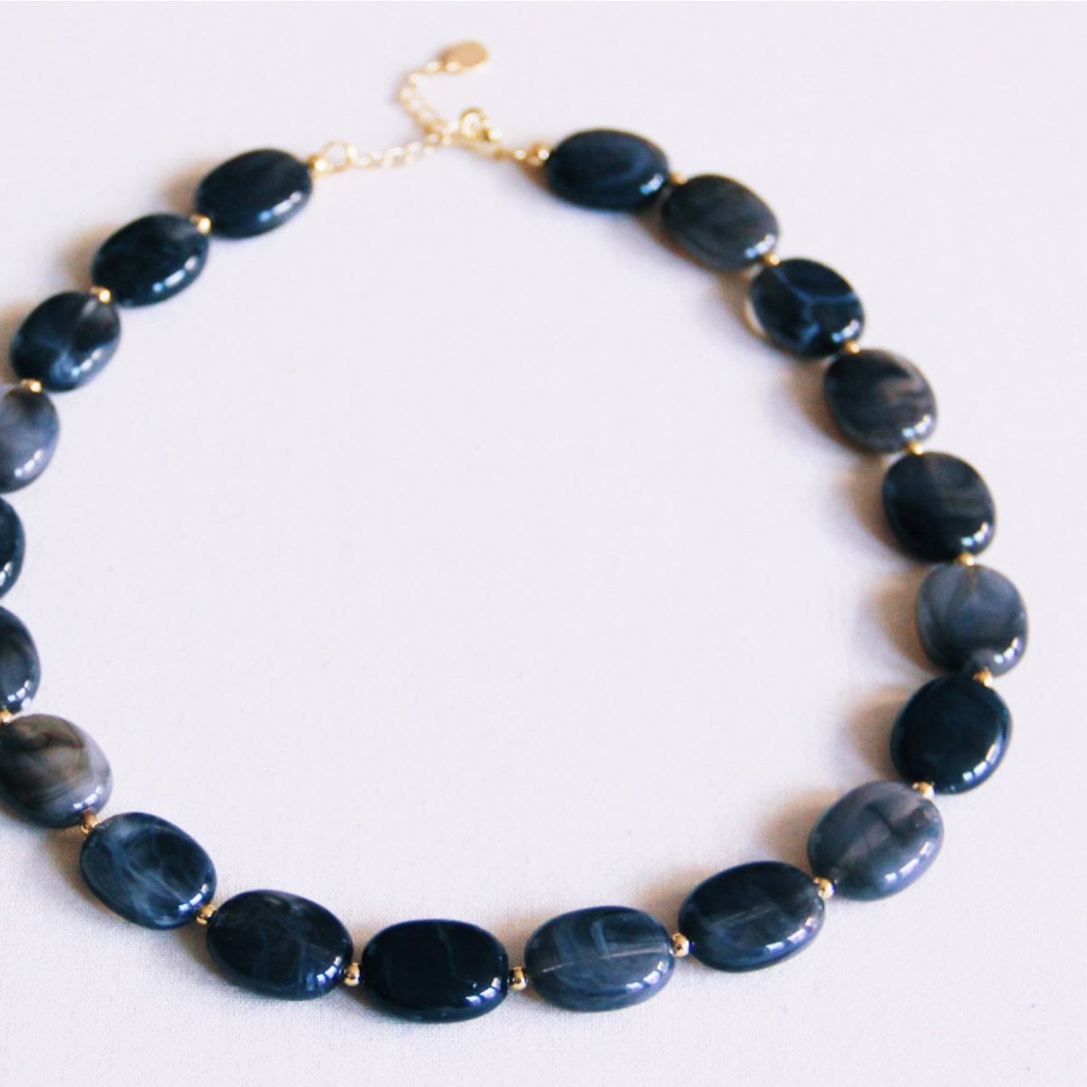 Necklace of oval XL resin beads - anthracite