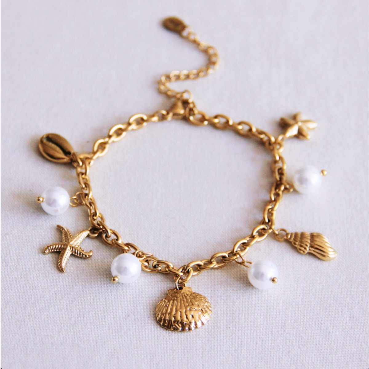 Charm bracelet with shells, starfish and pearls
