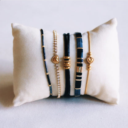 Delicate snake chain bracelet with a detailed heart charm and small beads – gold
