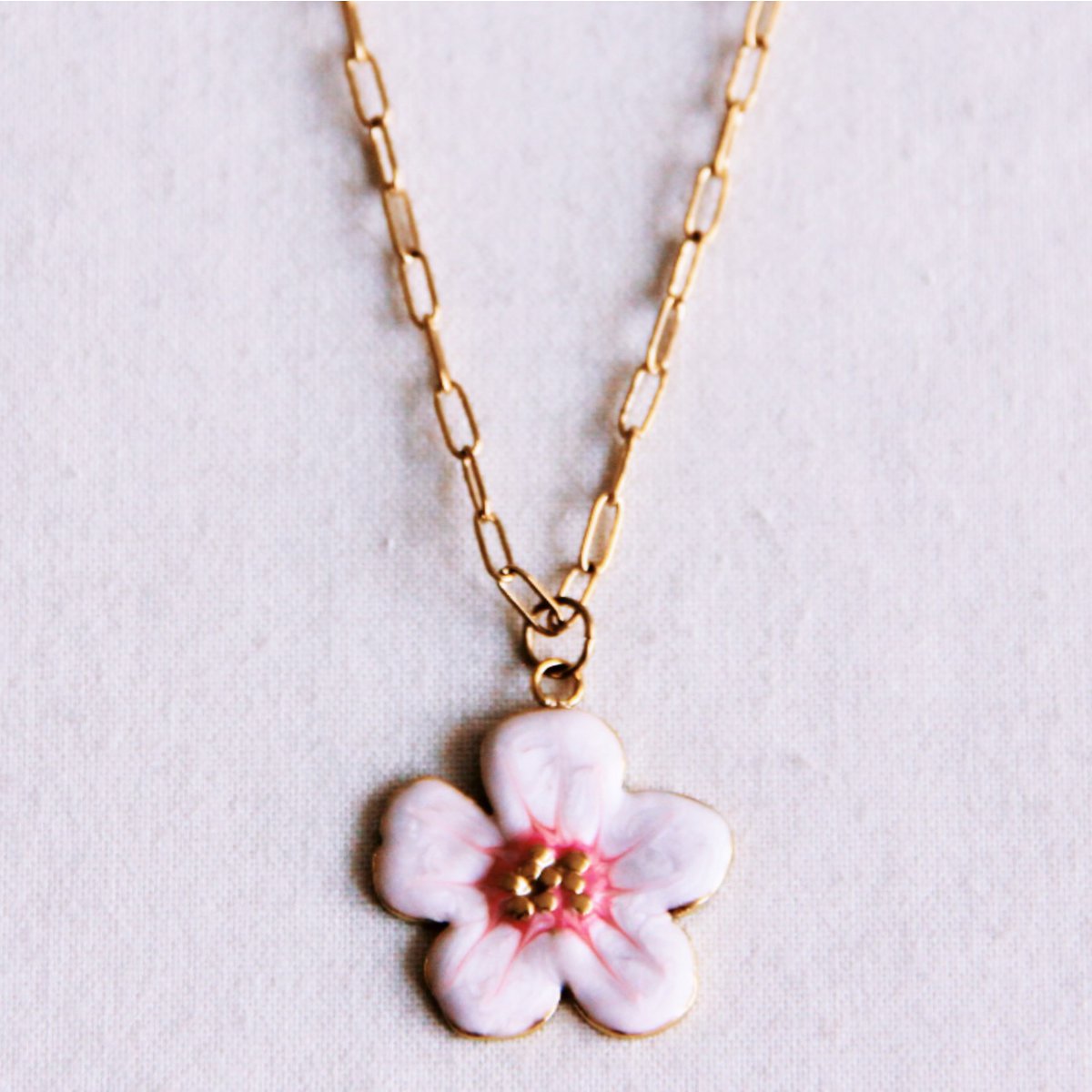 D-chain necklace with light pink flower