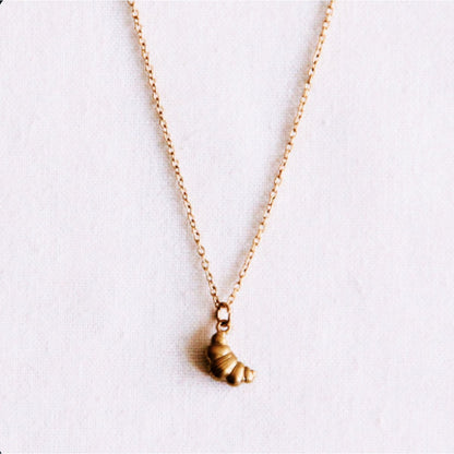 Delicate necklace with a mini croissant