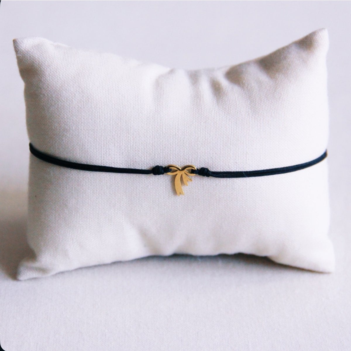 Satin bracelet with a mini bow - black