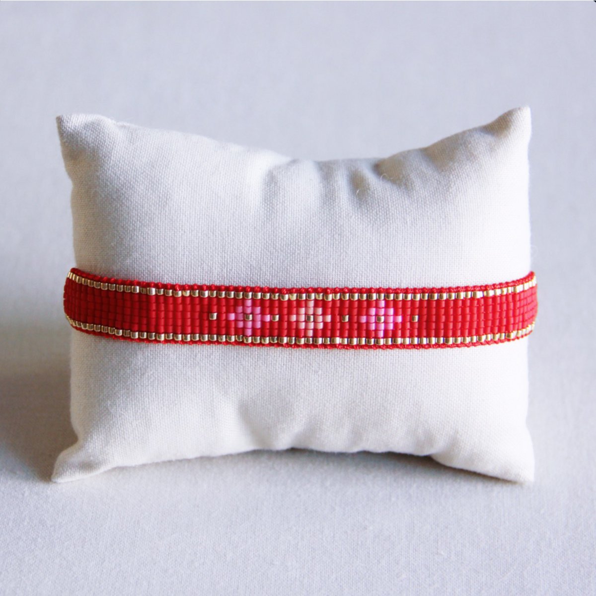 Weaving bracelet with flower pattern - red/pink